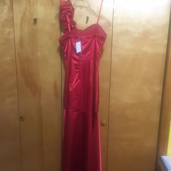 Evening Gown Prom Homecoming - Picture 2 of 6